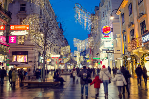 graben главной торговой улице в вене на рождество - михайловская площадь стоковые фото и изображения