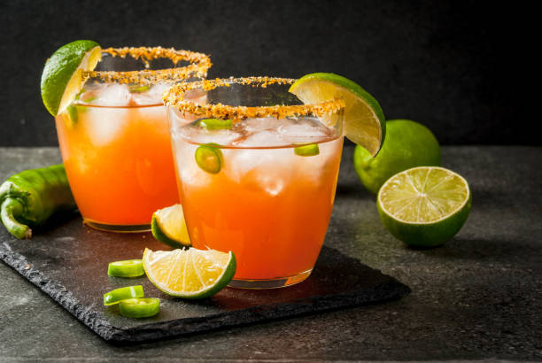 michelada de picante tradicional mexicana cocktail - liquid refreshment drink beer glass - fotografias e filmes do acervo