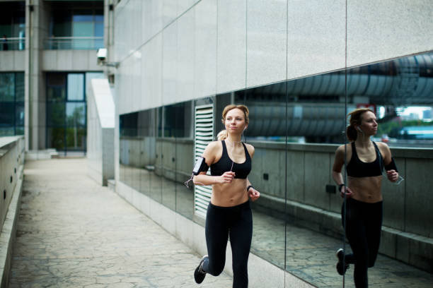 kobiety w sporcie - women sporting sport building exterior zdjęcia i obrazy z banku zdjęć