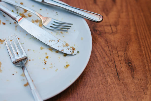 汚い板。食後のコーヒー ショップで木のテーブルで空のプレート。 - plate crumb dirty fork ストックフォトと画像