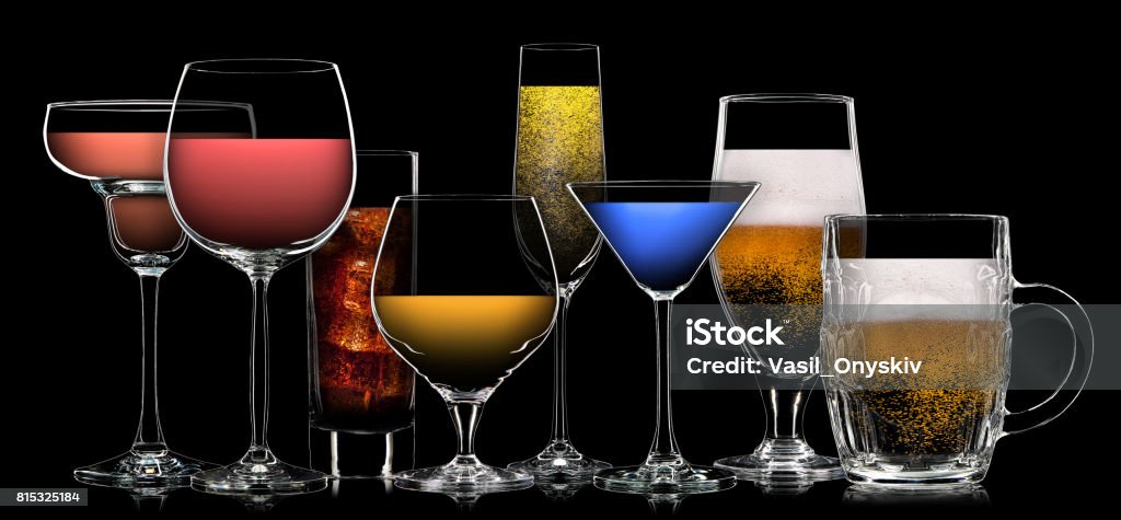 Ensemble de différentes boissons dans des verres différents - Photo de Vin libre de droits