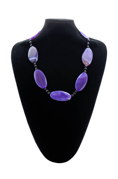 colar em um manequim isolado - amethyst necklace gem purple - fotografias e filmes do acervo