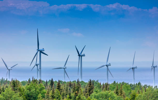 vue des éoliennes près de saint-laurent dans la région de la gaspésie, située dans la province de québec. - megawatt photos et images de collection