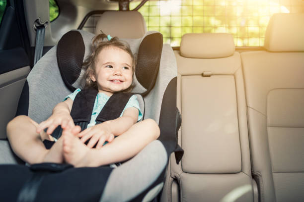 säugling babymädchen angeschnallt in ihrem autositz. - seat belt safety protection driving stock-fotos und bilder