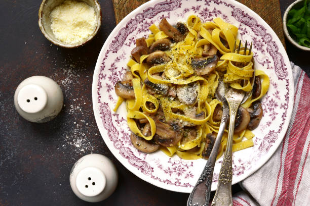 pasta con champiñones - pappardelle fotografías e imágenes de stock