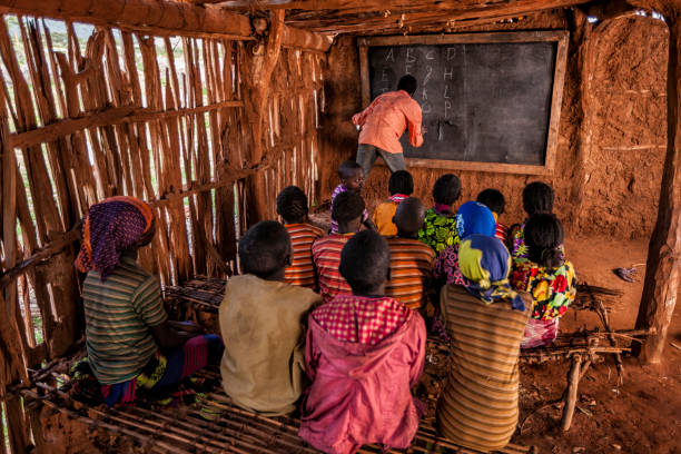 crianças africanas durante a aula de inglês, sul da etiópia, áfrica oriental - africa child ethiopian culture people - fotografias e filmes do acervo