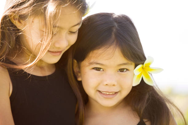 portrait de deux soeur jeune fille enfants polynésienne hawaïenne - hawaiian ethnicity photos et images de collection