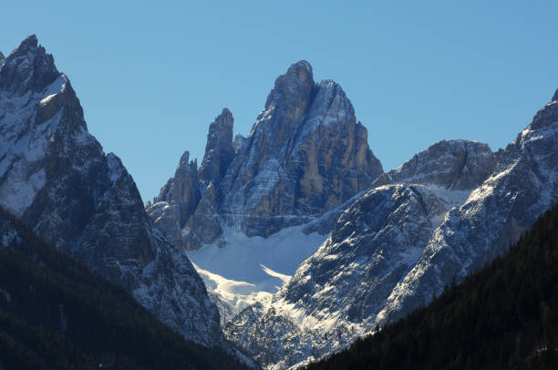 cima dodici, как видно из sesto pusteria - валь-бюджетина, доломиты, италия. - croda rossa стоковые фото и изображения