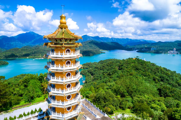 vista aérea de pa cien pagoda con fondo de muelle de thao de ita en nantou - sun moon lake fotografías e imágenes de stock