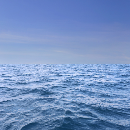 Mar Ola azul cielo fondo y en verano de océano tropical. photo