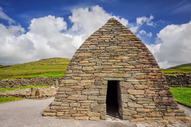 gallarus oratory - republic of ireland famous place dingle peninsula slea head fotografías e imágenes de stock