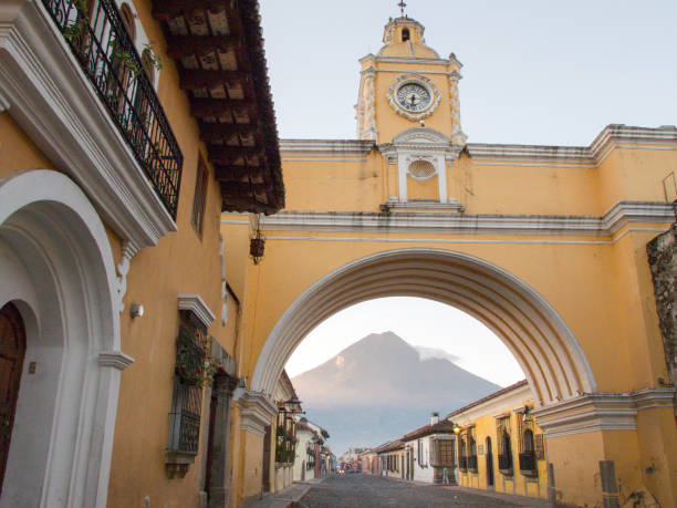 antígua, guatemala: arco e volcan agua - santa catalina monastery - fotografias e filmes do acervo