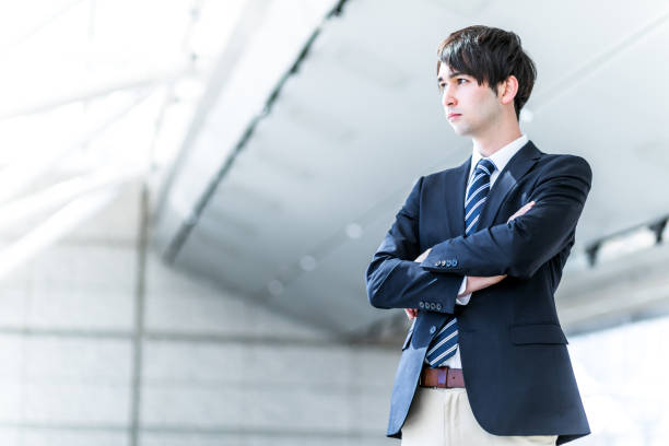 giovane uomo d'affari ritratto - cool business looking at camera posing foto e immagini stock