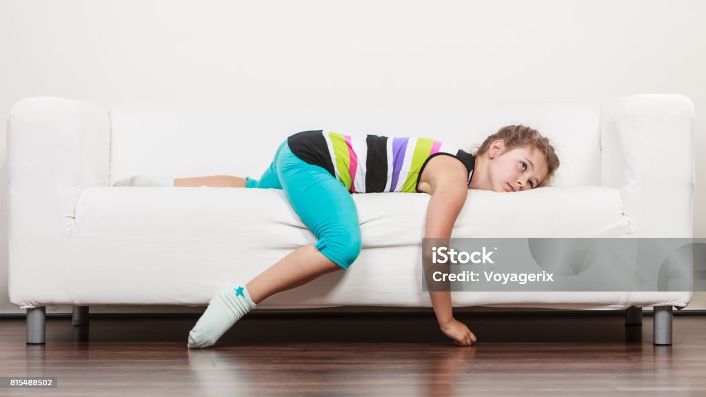 Cansado agotado estilo de una niña pequeña niño tendido sobre SOFÁ - Foto de stock de Niño libre de derechos