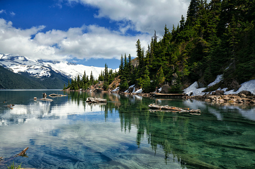 Garibaldi lago en verano, BC, Canadá photo