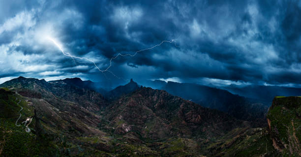 буря в гранд-канария - the rocks flash стоковые фото и изображения