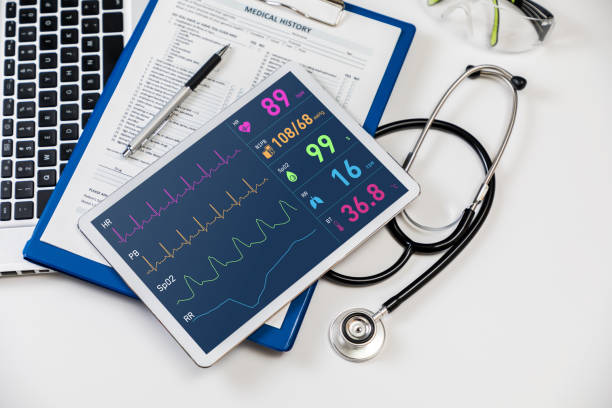 タブレット pc、医療技術コンセプトのバイタル サイン モニター - 医療用モニター ストックフォトと画像