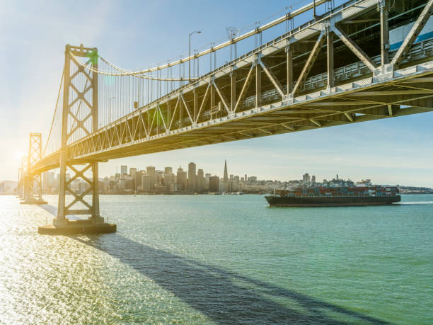 kontenerowiec towarowy pływających po oceanie spokojnym - golden gate bridge bridge large san francisco county zdjęcia i obrazy z banku zdjęć