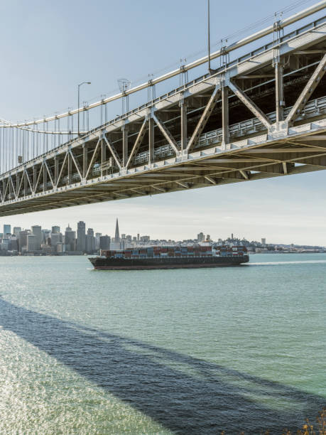 nave portacontainer cargo che naviga nell'oceano pacifico - golden gate bridge bridge large san francisco county foto e immagini stock