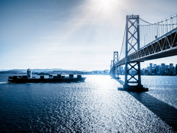 kontenerowiec towarowy pływających po oceanie spokojnym - golden gate bridge bridge large san francisco county zdjęcia i obrazy z banku zdjęć