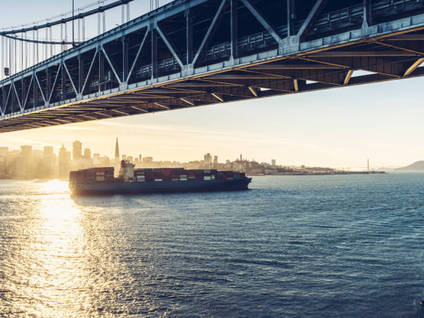 fracht-container-schiff segeln im pazifischen ozean - cargo container san francisco county harbor skyline stock-fotos und bilder