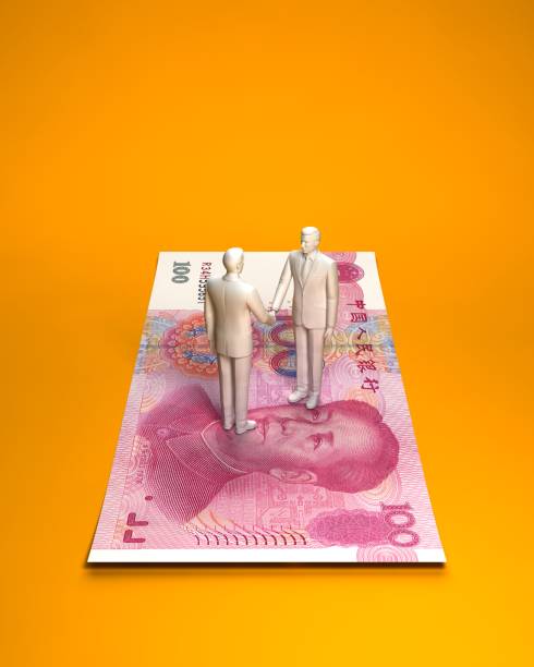 istock Person who shakes hands on Chinese banknotes 815565250