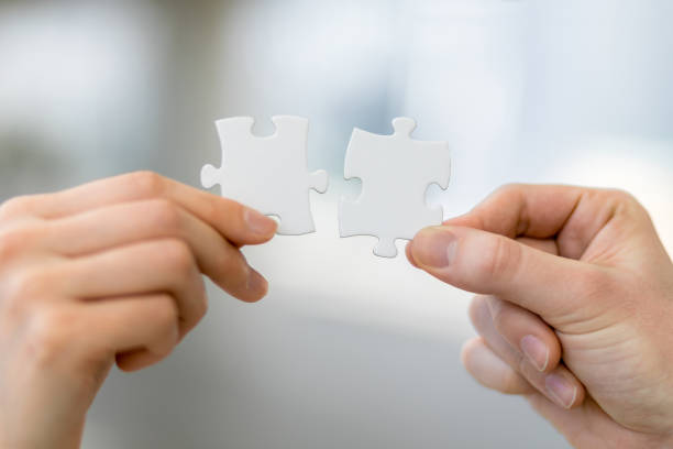 muž a žena drží skládačky, obchodní odpovídající koncept - vytváření pouta - stock snímky, obrázky a fotky
