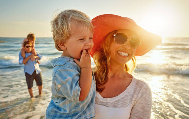 beach + sun + fun = summer - beach two parent family couple family imagens e fotografias de stock