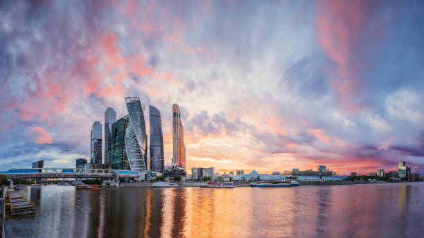 panorama der stadt moskau trüben abend - москва stock-fotos und bilder