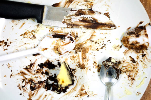 スプーンとナイフのケーキを食べた後のずさんな汚れ。 - plate crumb dirty fork ストックフォトと画像