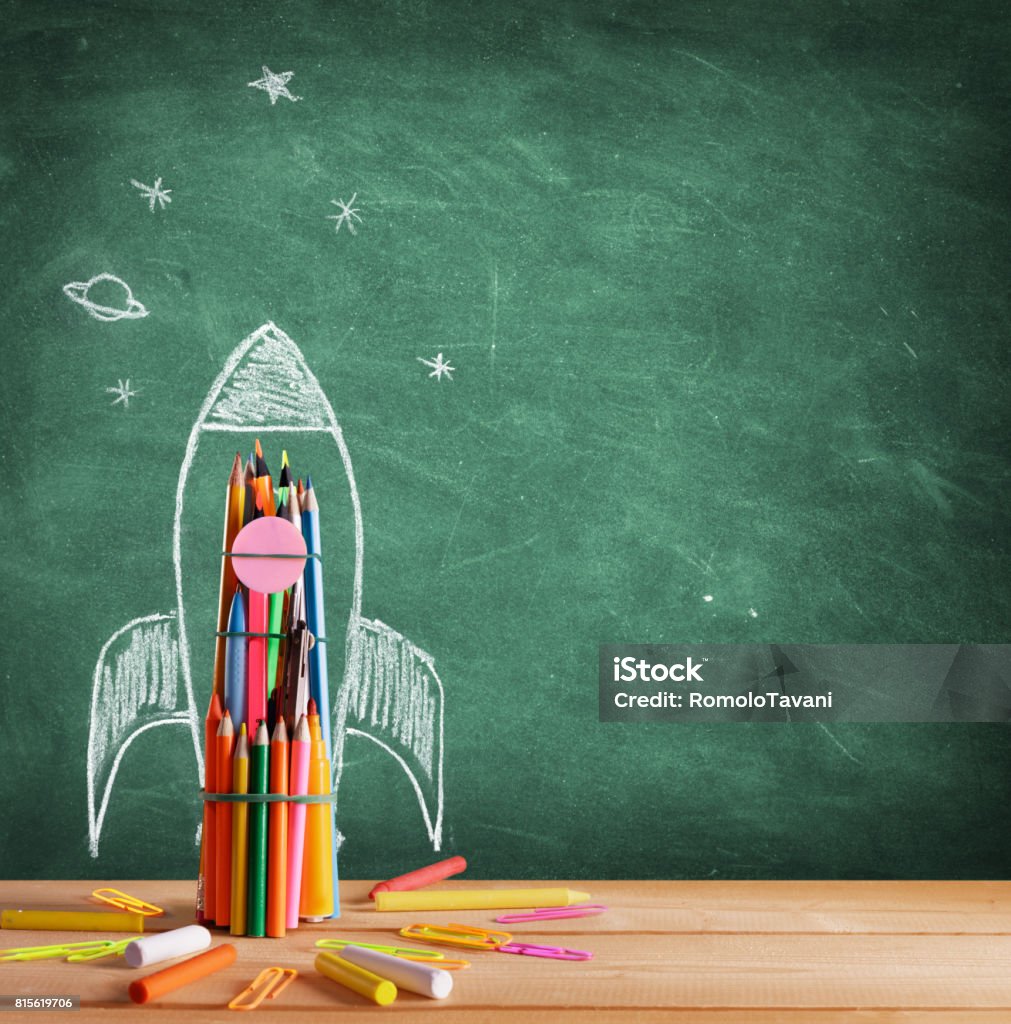 Regreso a la escuela - cohete dibujo en pizarra - Foto de stock de Educación libre de derechos