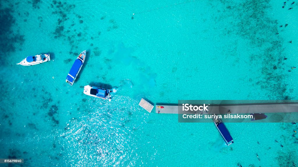 vue de dessus du bateau touristique approchant flottantes port à Île du monde de mer andaman Phuket - Photo de Arrivée libre de droits