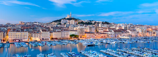 vista panorámica del vieux port (puerto antiguo) en marsella en el crepúsculo, francia - marselle fotografías e imágenes de stock