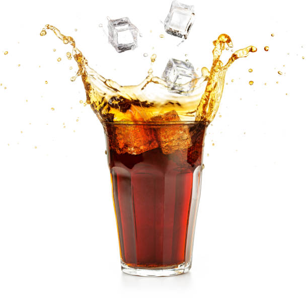ice cubes falling into a cola drink splashing - drink ice splashing spray imagens e fotografias de stock