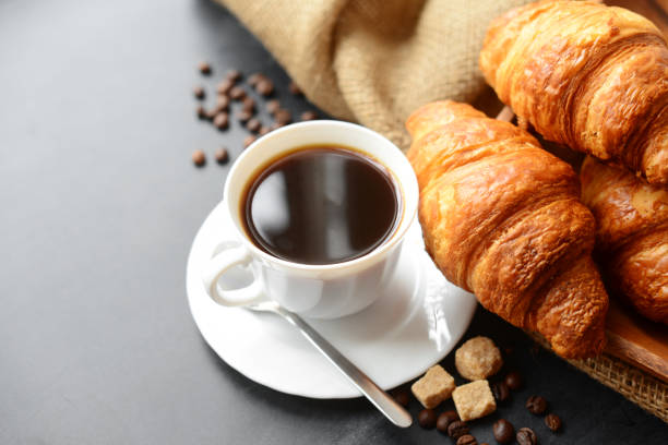 frische croissants und kaffee  - bun warmer stock-fotos und bilder