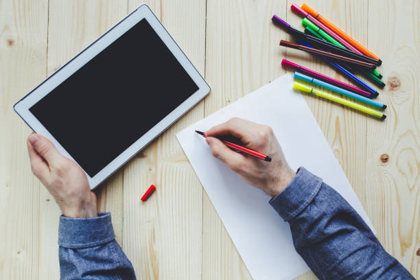 istock Male hand writing on a felt pen from tablet PC screen 815642854