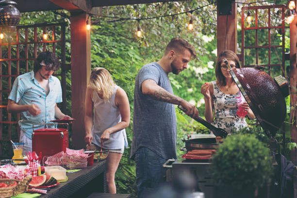 przyjaciele podczas letniego dnia - dark cooking food food and drink zdjęcia i obrazy z banku zdjęć