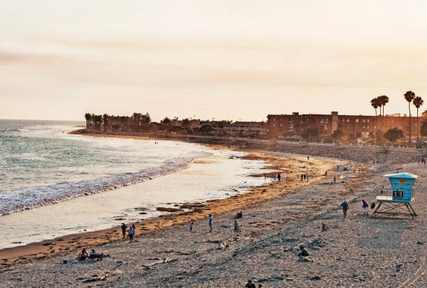 rivage de ventura en californie au soleil couchant - shadow focus on shadow women sunset photos et images de collection