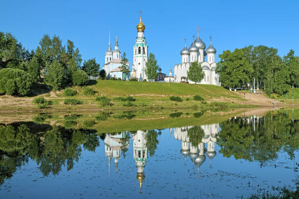 saint sophia cathedral, glockenturm und die kirche von alexander nevsky in wologda, russland - cathedral russian orthodox clear sky tourism stock-fotos und bilder