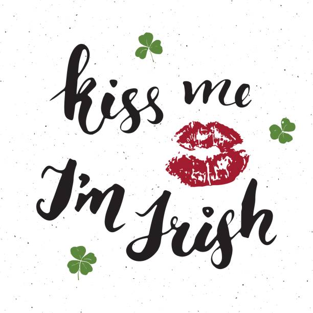 pocałuj mnie, jestem irlandczykiem. st patrick's day kartka z życzeniami hand lettering z ustami i koniczynami, irlandzki wakacje szczotkowane kaligraficzne znak wektor ilustracji. - spring clover leaf shape clover sketch stock illustrations