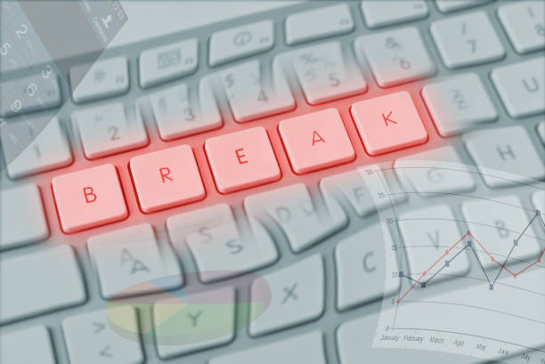 tastiera del computer deformata con l'ortografia "break"" invece di qwerty con vari elementi aziendali - resting computer key break red foto e immagini stock