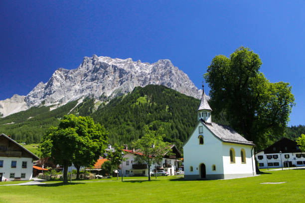 エールヴァルト村教会近くのオーストリア ビュー ボーダー ドイツ最高ババリア地方のアルプス山ツークシュピッツェ - zugspitze mountain mountain tirol european alps ストックフォトと画像