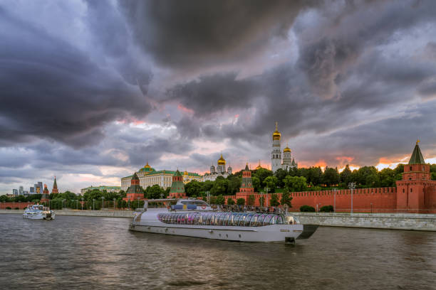 gewitterwolken über dem kreml - москва stock-fotos und bilder