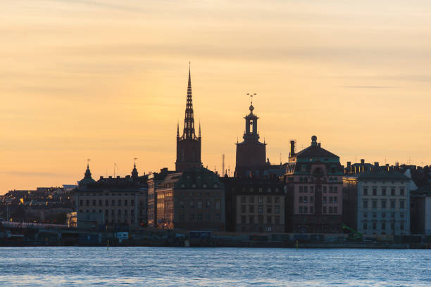 magnifique super grand-angle panoramique vue aérienne de stockholm, en suède avec port et skyline avec paysage au-delà de la ville, vu du traversier, ensoleillée journée d’été avec un ciel bleu « n - stadsholmen photos et images de collection