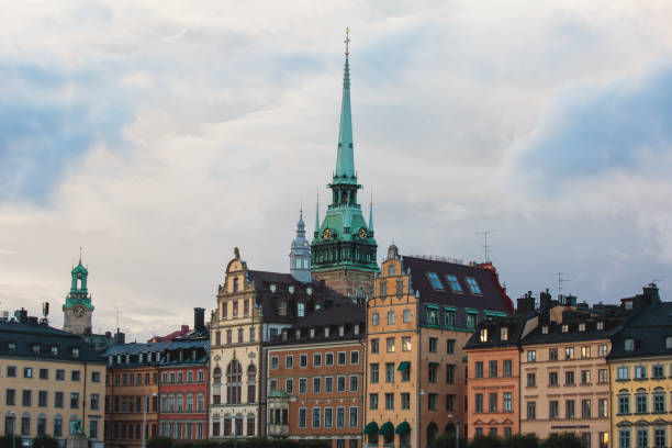 красивый супер широкоугольный панорамный вид с воздуха стокгольма, швеция с гаванью и горизонтом с пейзажами за городом, вид с парома, солн� - stadsholmen стоковые фото и изображения
