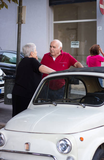 ragusa, sicilia: dos mayores chat cerca de vintage fiat 500 - sicily fiat old car fotografías e imágenes de stock