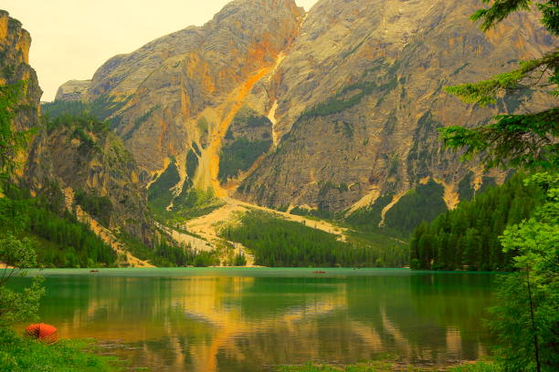 alpejski turkusowe jezioro pragser (lago di braies), idylliczny krajobraz w pobliżu majestatycznego doliny alp seekofel, dramatyczne włoskie dolomity południowego tyrolu ośnieżone panoramy pasma górskiego, włochy - latemar mountain range zdjęcia i obrazy z banku zdjęć