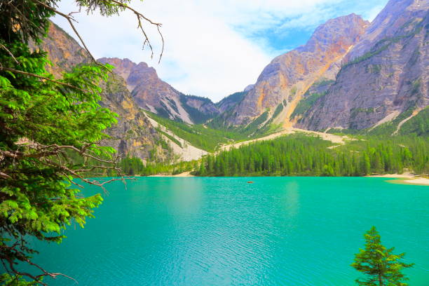 lac de braies turquoise alpin (lago di braies), paysage idyllique près majestueuse vallée seekofel alpes, panorama spectaculaire de montagnes italiennes du sud tirol dolomites enneigées, italie - latemar mountain range photos photos et images de collection