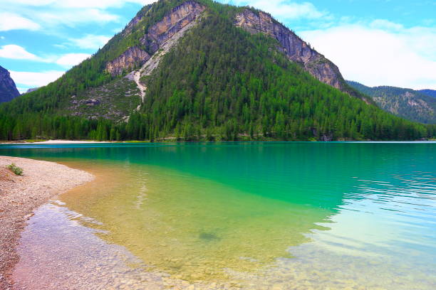 alpejski turkusowe jezioro pragser (lago di braies), idylliczny krajobraz w pobliżu majestatycznego doliny alp seekofel, dramatyczne włoskie dolomity południowego tyrolu ośnieżone panoramy pasma górskiego, włochy - latemar mountain range zdjęcia i obrazy z banku zdjęć