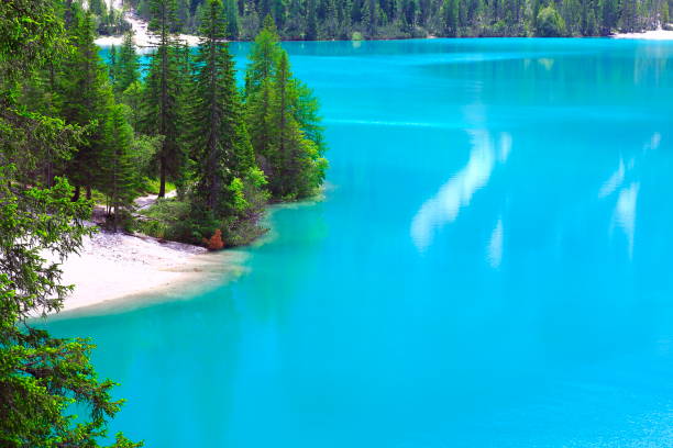 alpine turkusowe braies brzegu jeziora shore shore shore (lago di braies), idylliczny krajobraz w pobliżu majestatycznego seekofel alpy doliny, dramatyczne włoskie south tirol dolomites snowcapped panorama pasma górskiego, włochy - latemar mountain range zdjęcia i obrazy z banku zdjęć